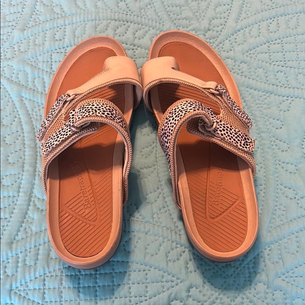 BareTraps Cream and Black Sandals with Textured Footbed